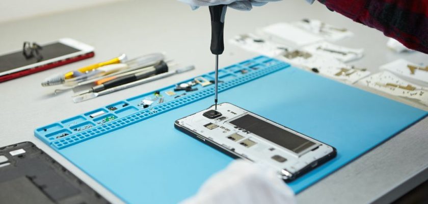 Combien coûte la réparation d'un téléphone dans un atelier solidaire