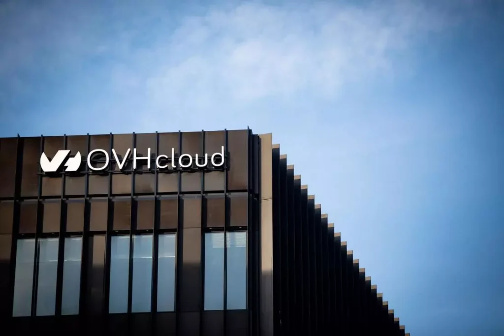 OVHCloud logo sur facade de batiment extérieur