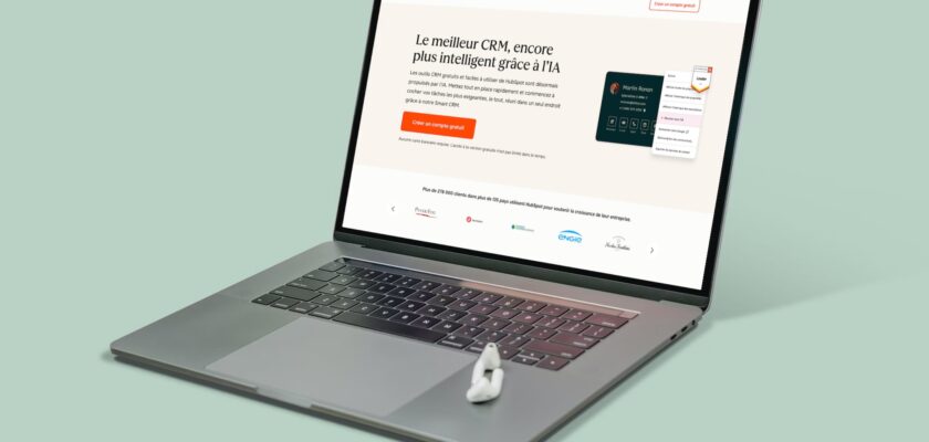 HubSpot CRM sur un PC portable MacBook